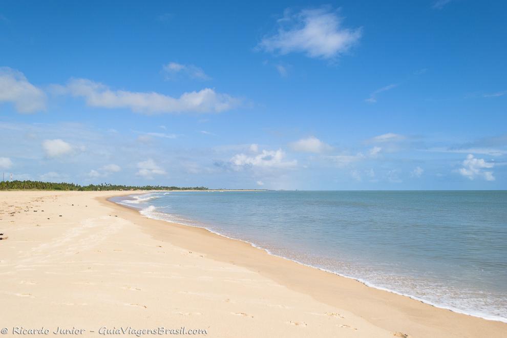 Imagem das águas azuis da Praia Ponta de Santo Cristo.